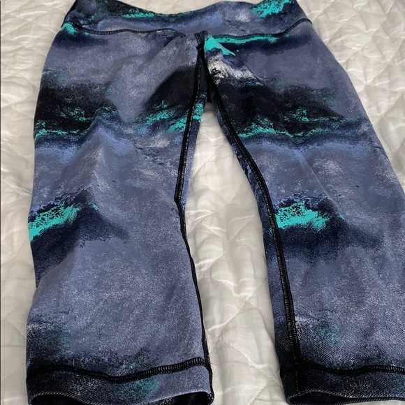 Size 6 Milky Way lululemon crops - Picture 2 of 3